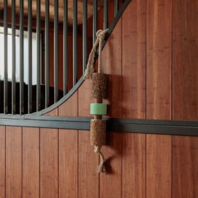 Kentucky horsewear - Wooden relax horse toy airways whit salt lick